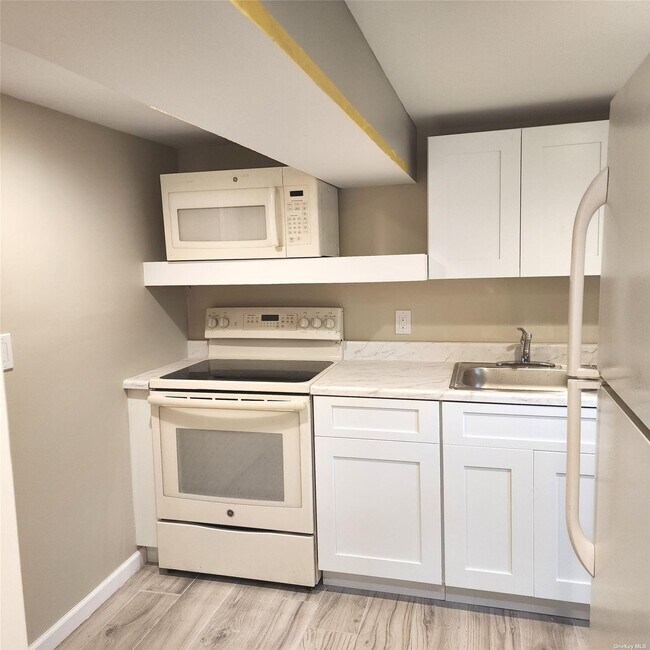 Building Photo - 384 Soundview Dr