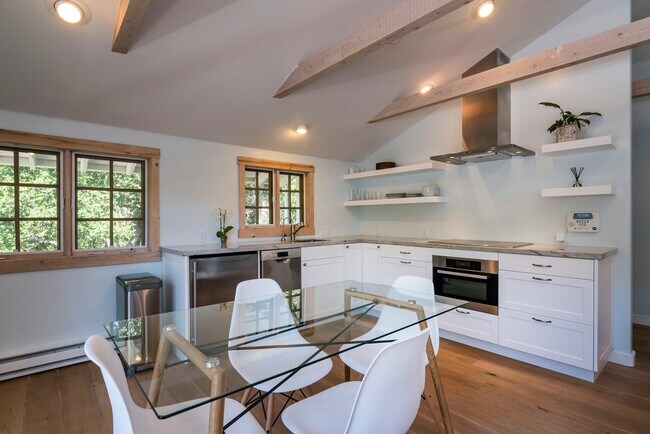 Building Photo - Serene & Elegant In Montecito!