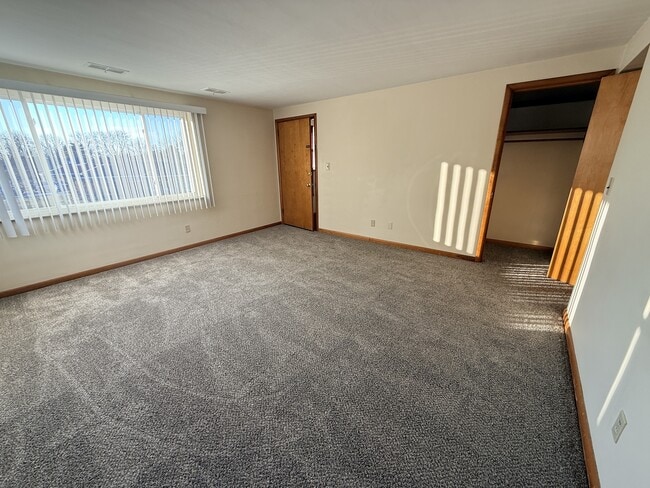 Building Photo - 4760 Holiday Dr