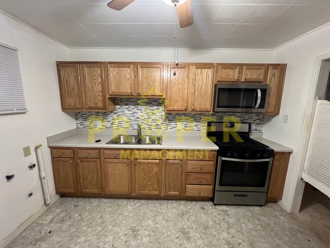 Building Photo - 3 bedrooms 1 bathrooms ranch house for rent
