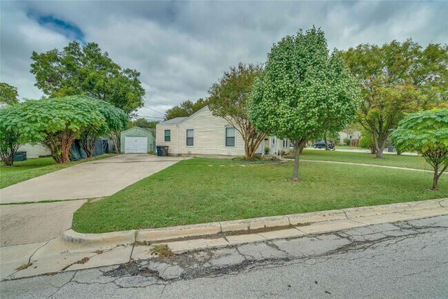 Foto del edificio - Charming 3 Bedroom Home on Corner Lot