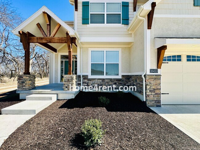 Foto del edificio - Nearly New Luxury Home in Blue Valley Schools!