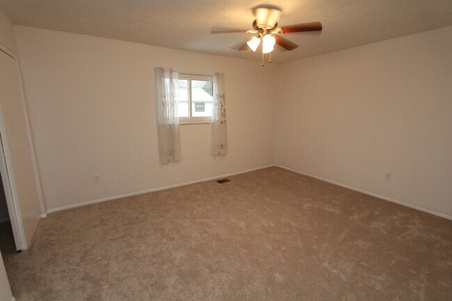Foto del edificio - 3242 Summerdale Ln