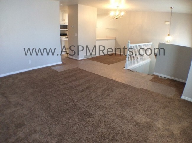 Building Photo - Bountiful Townhome close to everything