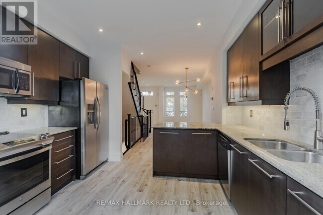 Photo du bâtiment - 99 The Queensway