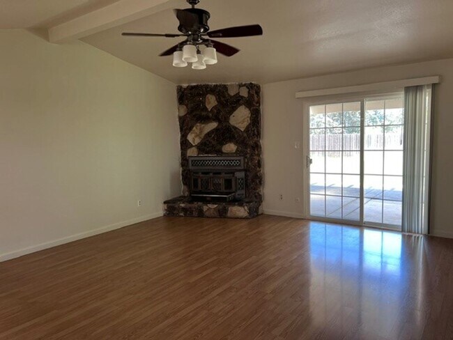 Foto del edificio - Freshly painted 4 bedroom home on over 2 acres of land.