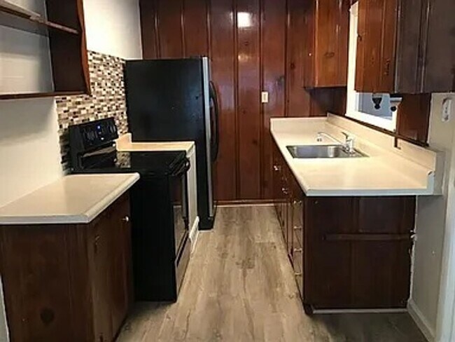 Building Photo - Available immediately! 1,700/mo 2BD/1BA ho...