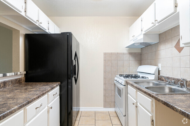 1BR, 1BA - 740SF - Vista del Sol