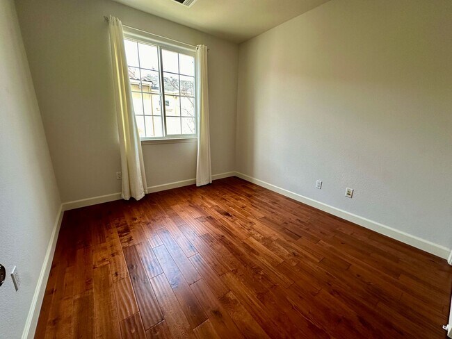 Building Photo - REMODELED TOWNHOME WITH THOUGHTFUL UPGRADE...