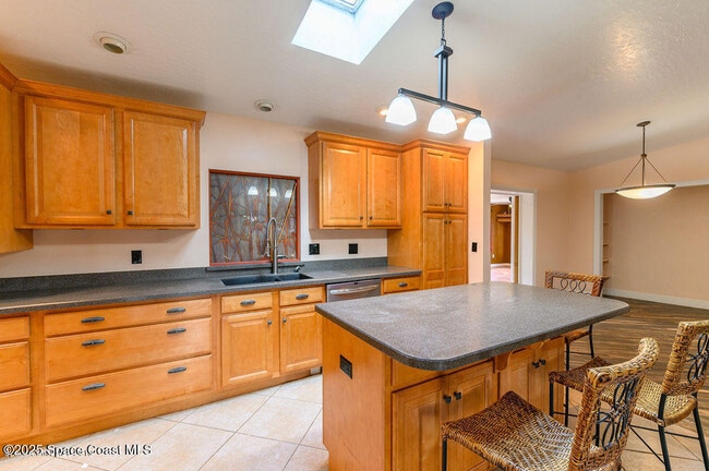 Building Photo - 320 Pine Tree Dr