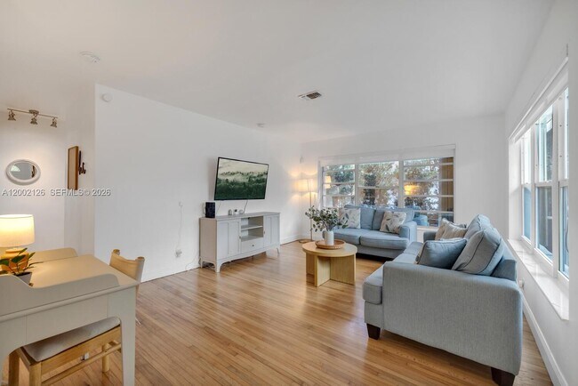 Foto del edificio - 1031 NE Little River Dr