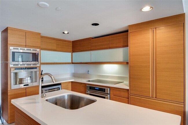 Foto del edificio - 5875 Collins Ave