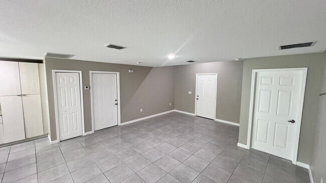 Foto del edificio - INCREDIBLE ALMOST NEW!! 4 Bedroom, 2 Bathr...