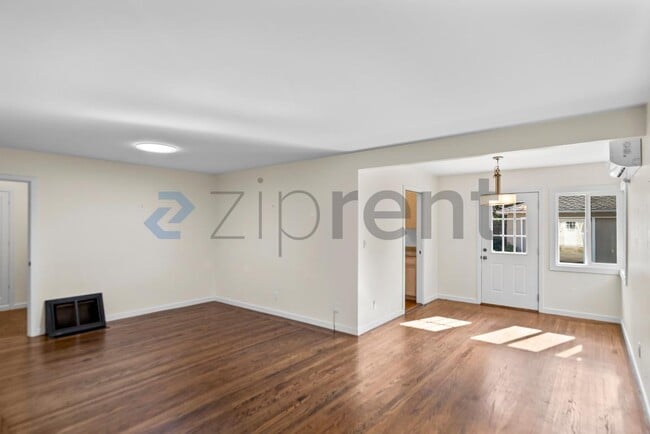 Building Photo - 319 Iris Way