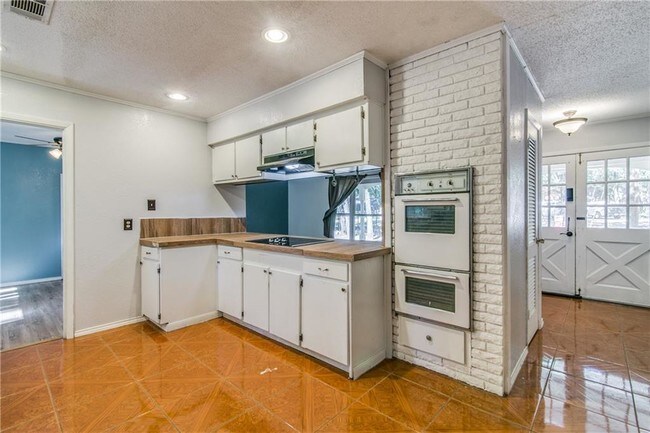 Building Photo - 1235 Oak Ridge Dr