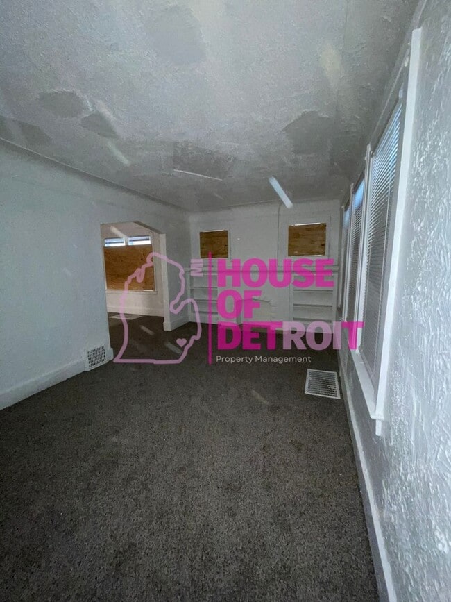 Building Photo - 5 BEDROOM | 2 BATH | FREE PRESCREEN