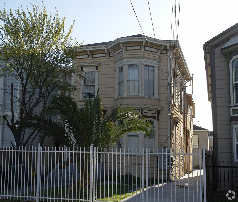 Primary Photo - 922-924 Center St