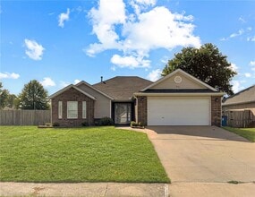 Building Photo - 910 SW Cheyenne Dr