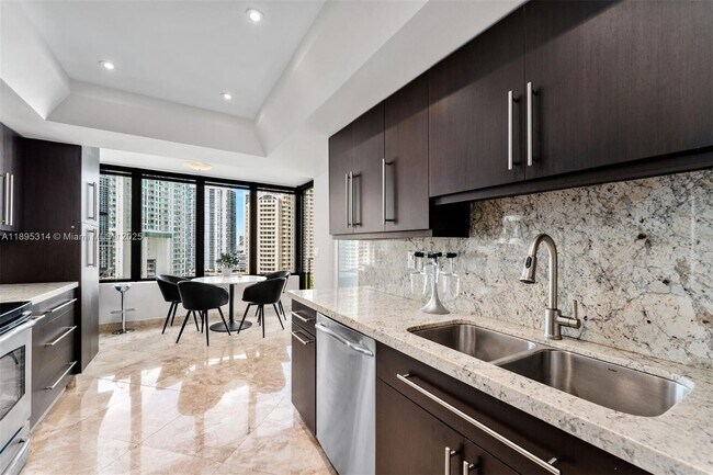 Foto del edificio - 520 Brickell Key Dr