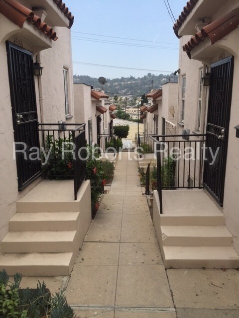 Building Photo - 4517 1/2 Marmion Way