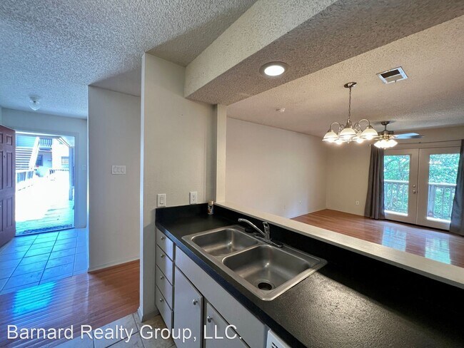 Building Photo - 2 br, 1 bath House - 402 Fredericksburg #1...