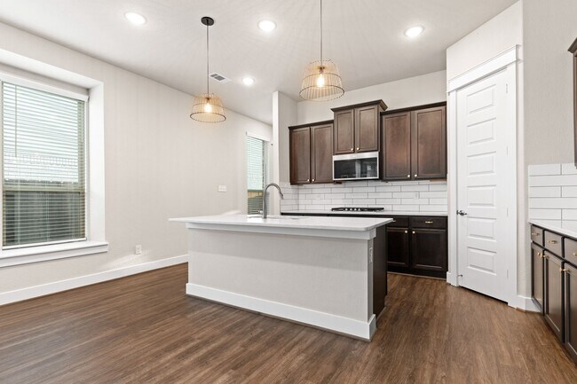 Foto del edificio - 5323 Wyatt James Ln