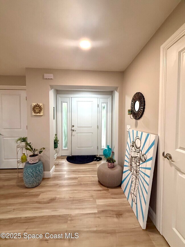 Building Photo - 537 Royal Palm Blvd