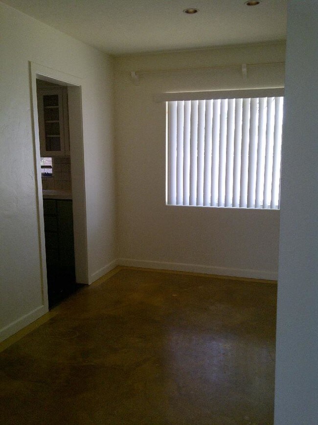 Foto del edificio - 3015 E 4th St