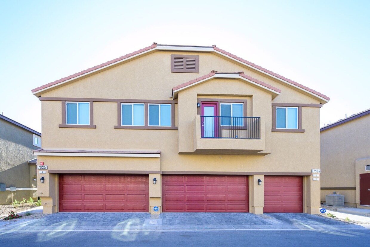 Primary Photo - NW 3 Bedroom Townhouse!! Gated Community P...