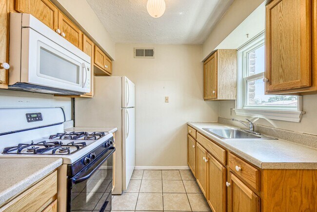 Foto del edificio - Beautiful 2 bed - 1 baths apartment  part of a TRIPLEX