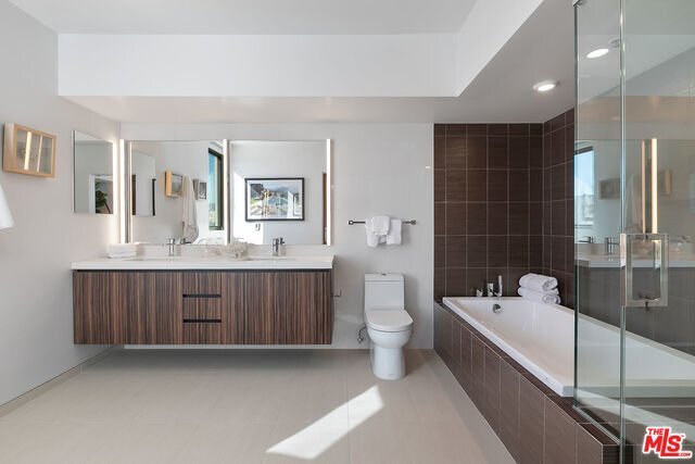 Foto principal - 327 South Elm Drive Apt #303, Beverly Hill...