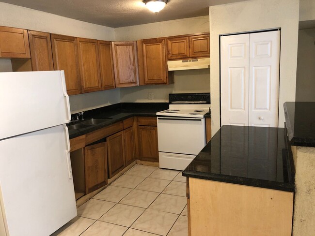 Building Photo - Large 2-1 apartment with New Impact windows and central air