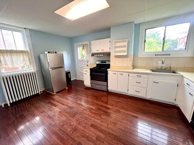 Foto del edificio - Spacious Home - 3 bedroom 1 bath - Squirre...