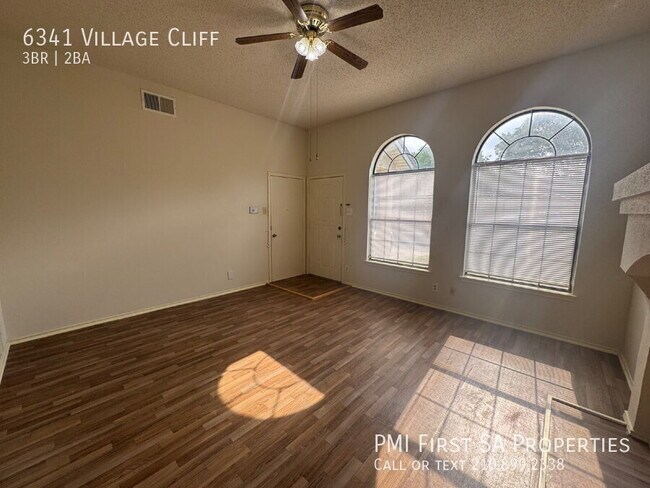 Foto del edificio - 6341 Village Cliff