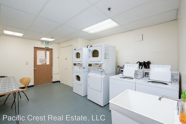 Building Photo - 637 3rd Ave W