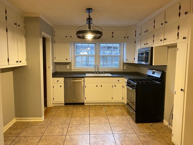 Foto del edificio - MOVE-IN READY!