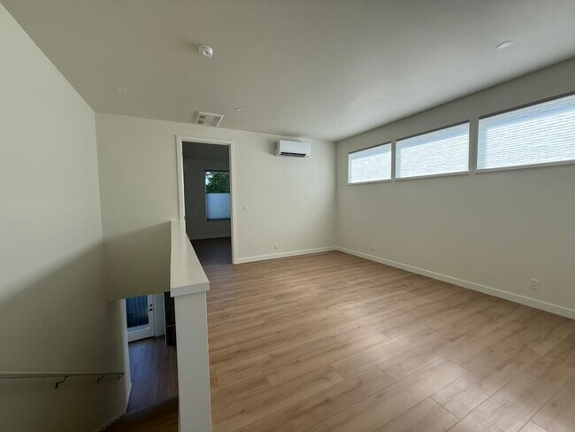 Building Photo - 2212 Emerson Dr