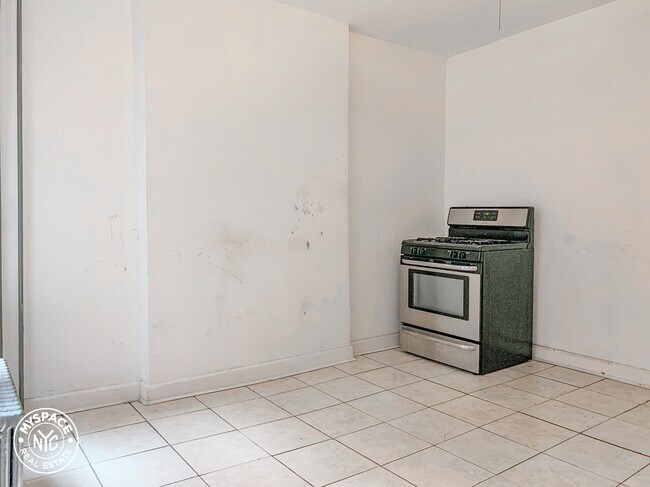 Building Photo - 1324 Halsey St