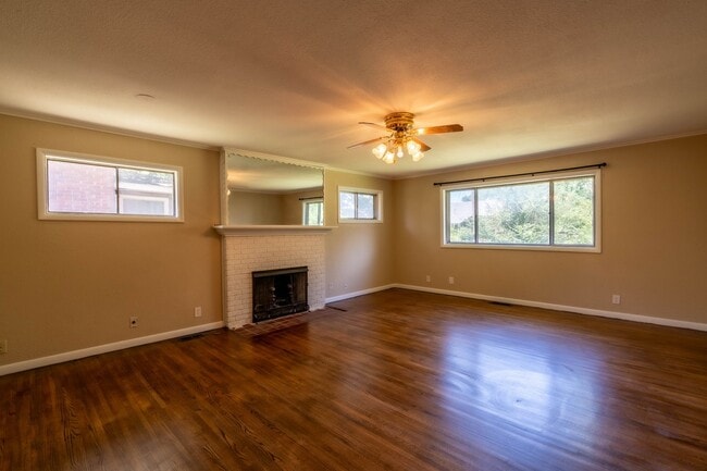 Building Photo - 3 Bed / 1.5 Bath in Tulsa!