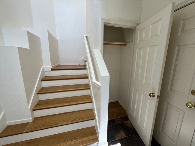 Building Photo - Two Bedroom Townhouse in Dublin!!