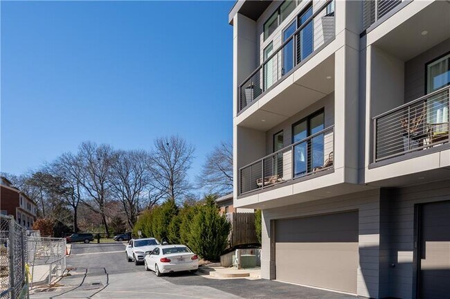 Building Photo - 1300 Memorial Dr SE