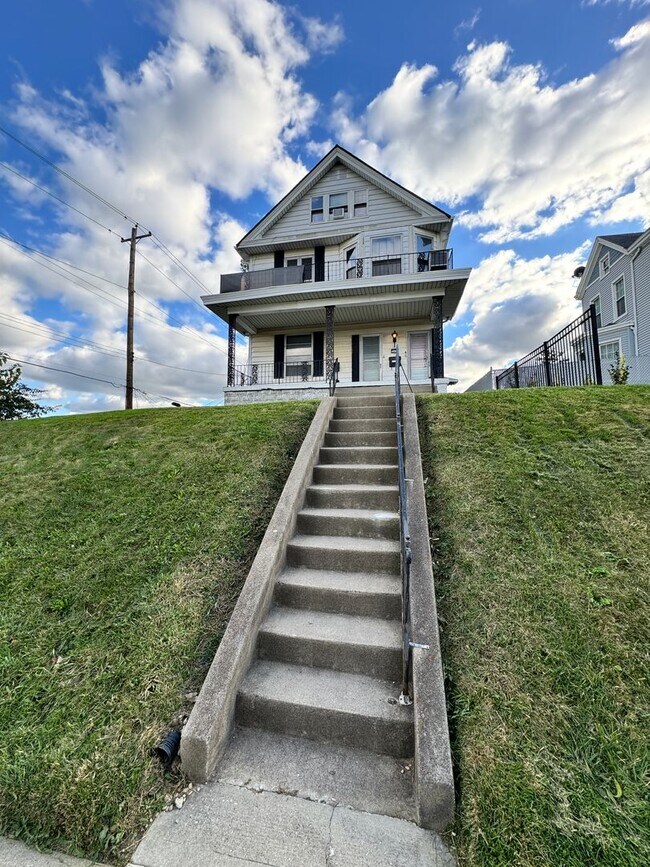 Foto del edificio - Norwood Duplex W/ Driveway Parking