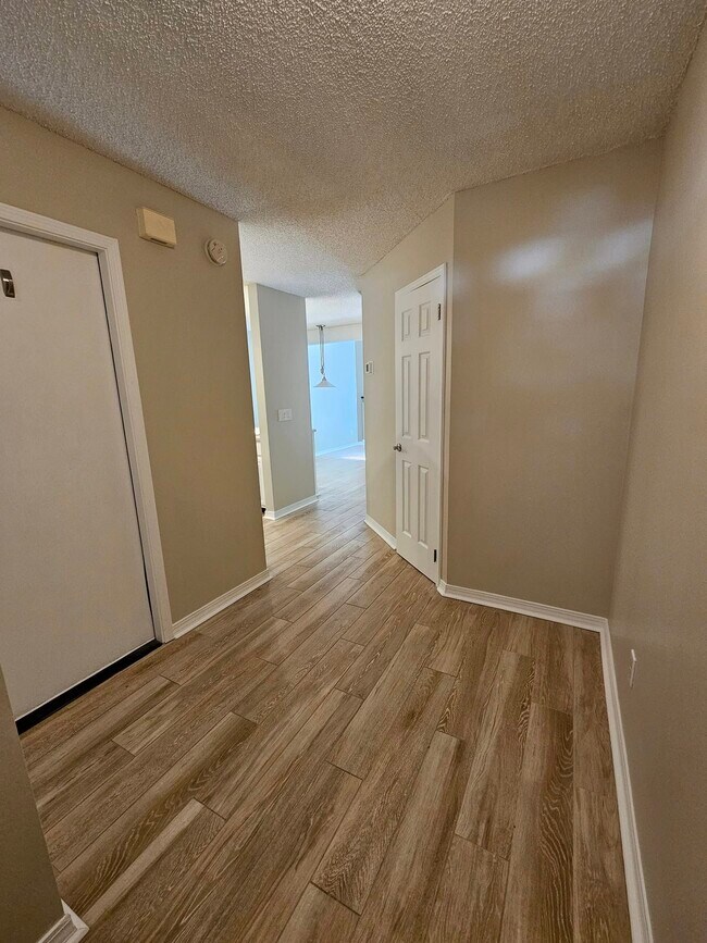 Foyer - 8526 Sturbridge Cir W