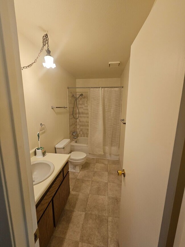 Foto del edificio - Updated 2 bedroom/1 bathroom apartment wit...