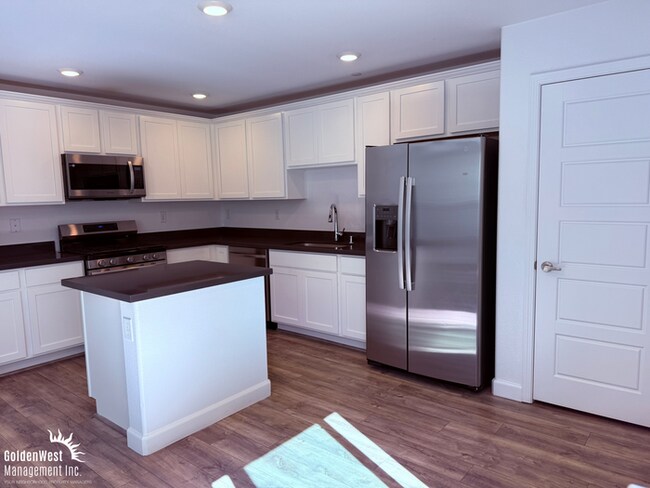 Building Photo - Newly Buil 3Bdm 2.5Ba Townhome in Premier ...