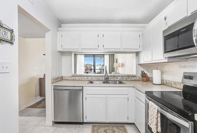 Foto del edificio - 2424 W Tampa Bay Blvd