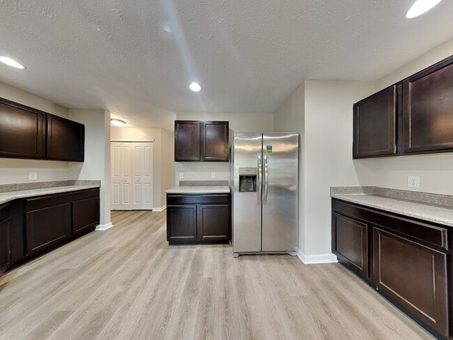 Building Photo - MOVE IN SPECIAL! 4 bed 2.5 bath with large...