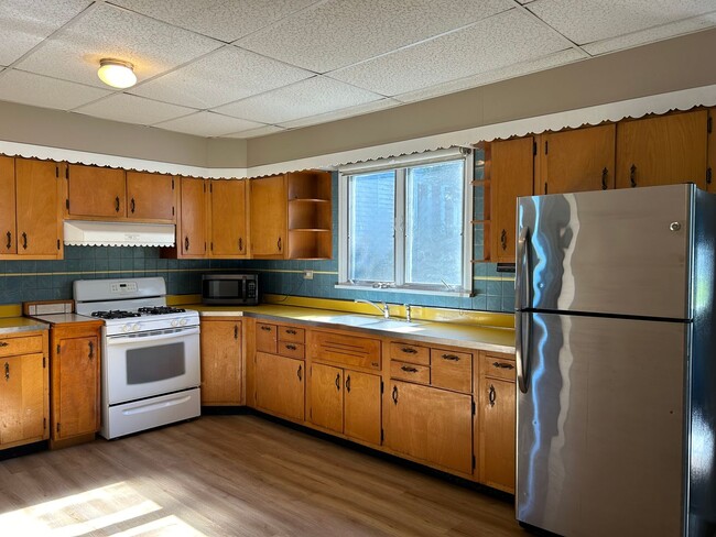 Building Photo - Beautiful Westside-Oswego 3 Bdrm Home. Kin...