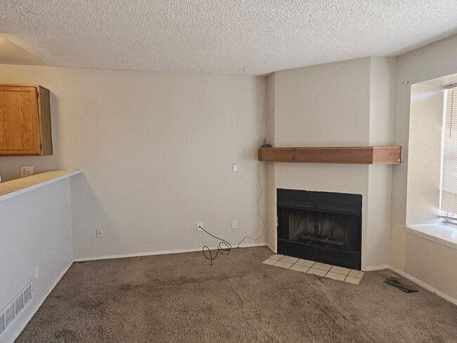 Building Photo - Cozy 1 Bedroom Condo with Assigned Parking Space