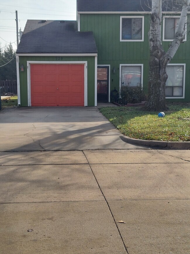 1024 Riverview Dr, Emporia, KS 66801 Condo for Rent in Emporia, KS